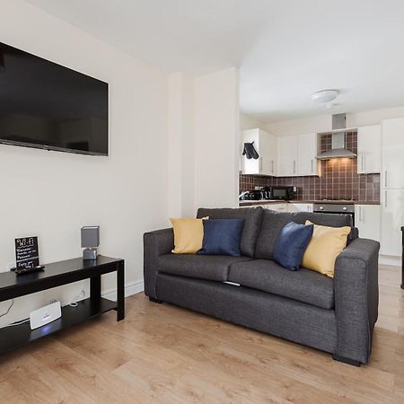 Oxheys House - 5 Bedrooms Contractors Parking 프레스턴 객실 사진